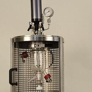 Système de fermeture rapide pour cuves en verre et métal 