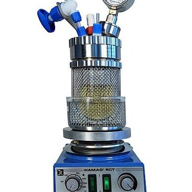 miniclave inerte avec cuve en verre dans un bain d’eau, plaque magnétique chauffante