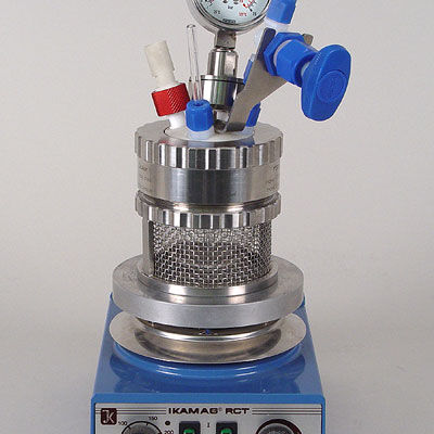 miniclave inert 50 ml sur une plaque chauffante