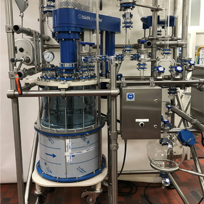 Peptide synthesizer with height adjustable stirrer